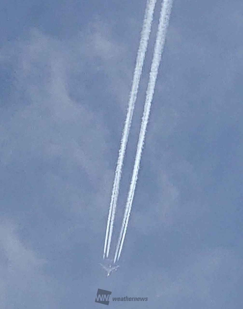 夕空に飛行機雲✈ 注目の空の写真 ウェザーニュース