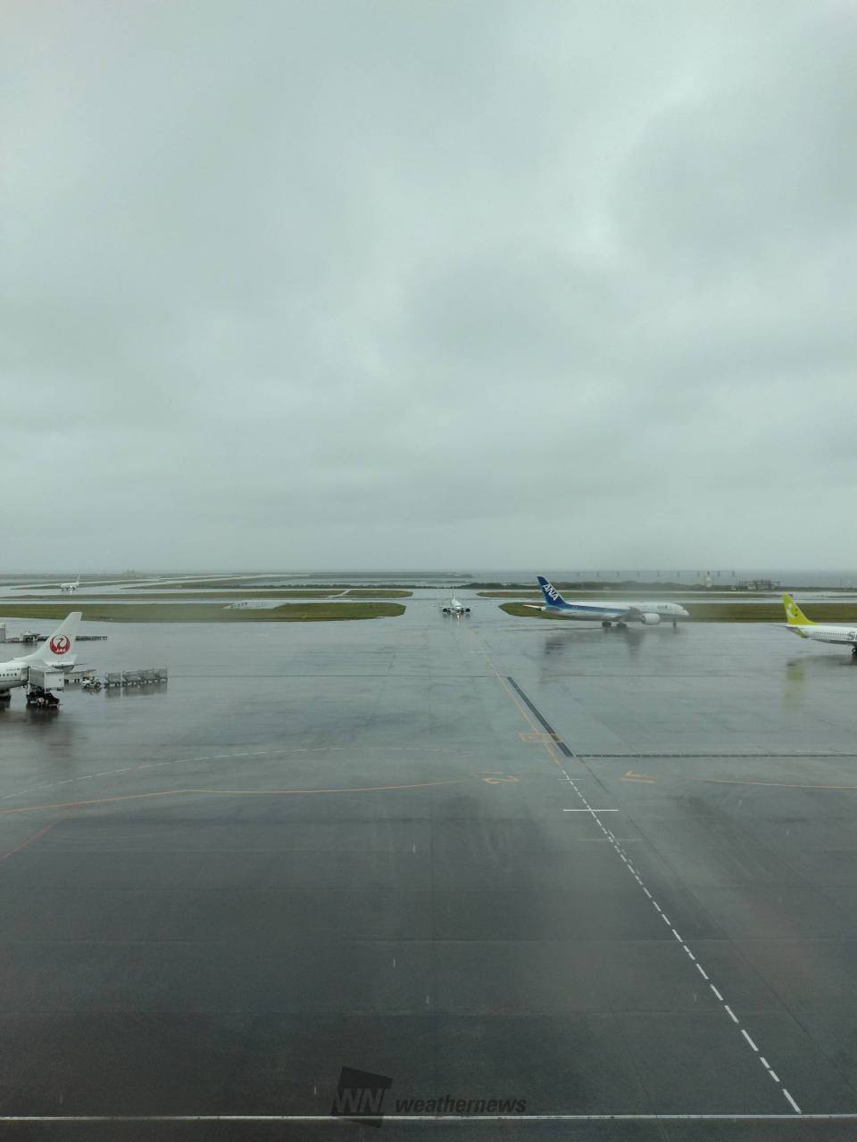 雨の那覇空港です。