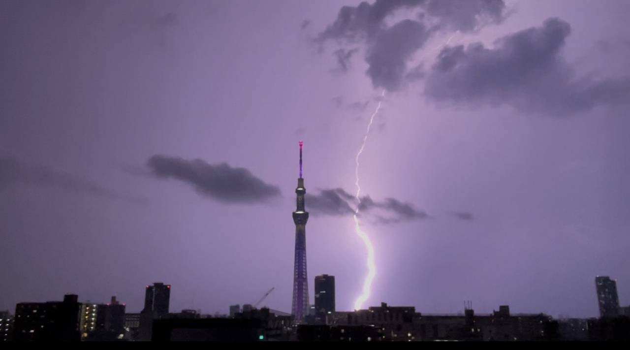雷がゴロゴロと鳴っ...