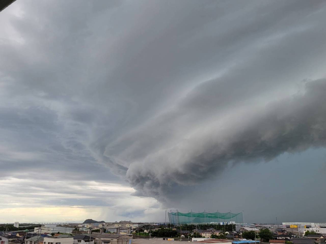 おどろおどろしい“アーチ雲” 注目の空の写真 ウェザーニュース