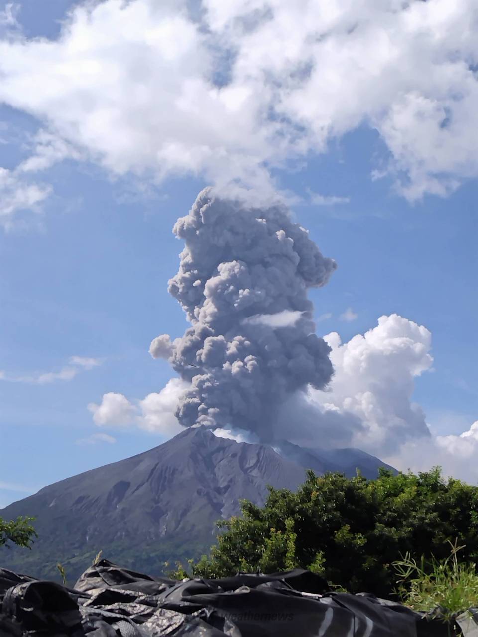 鹿児島・桜島で噴煙を高く上げる噴火 注目の空の写真 ウェザーニュース