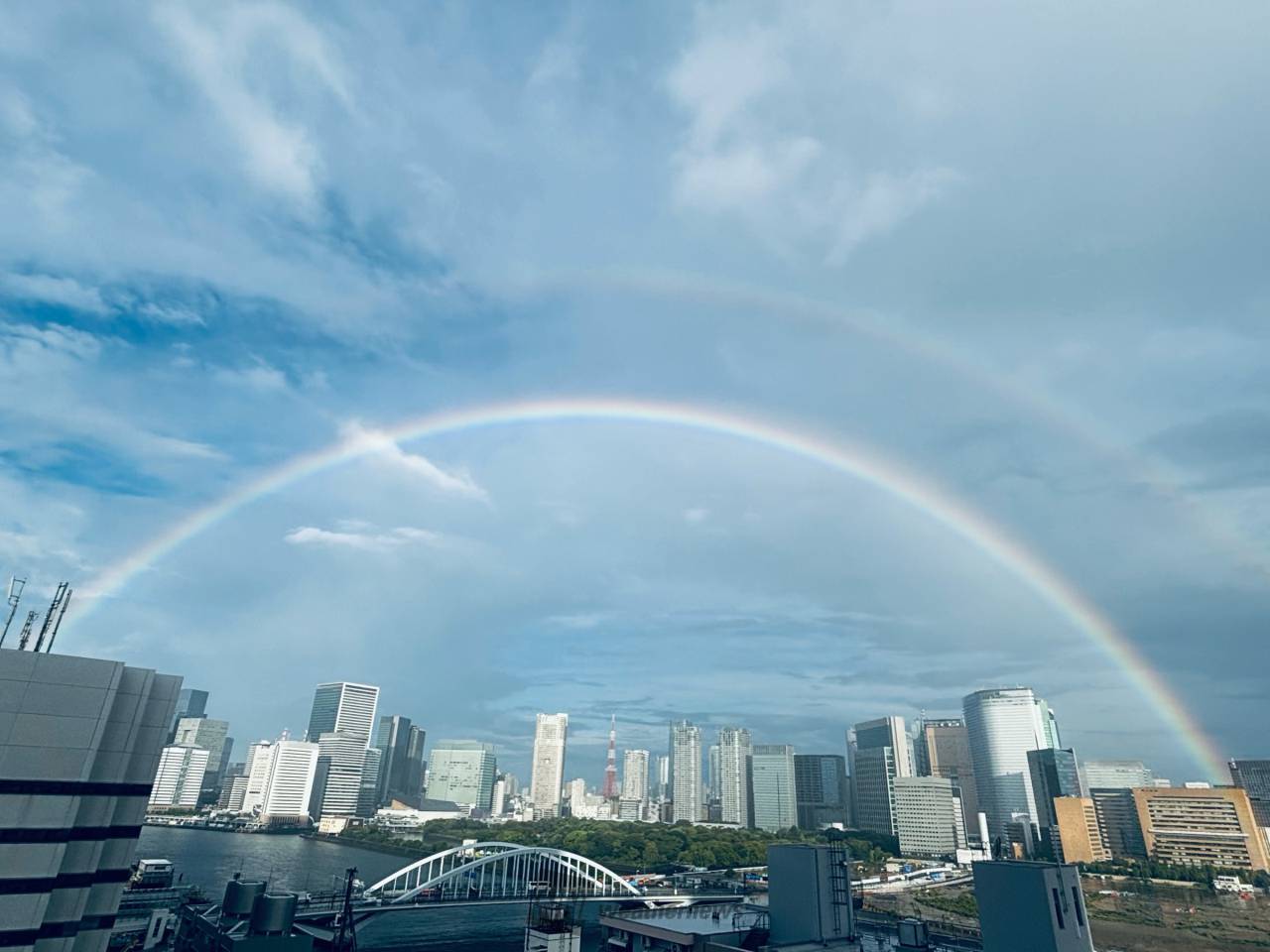 大きな朝虹🌈 注目の空の写真 ウェザーニュース