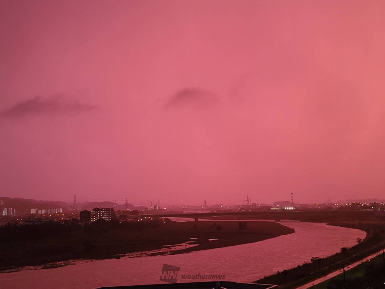 空 が 赤い 地震