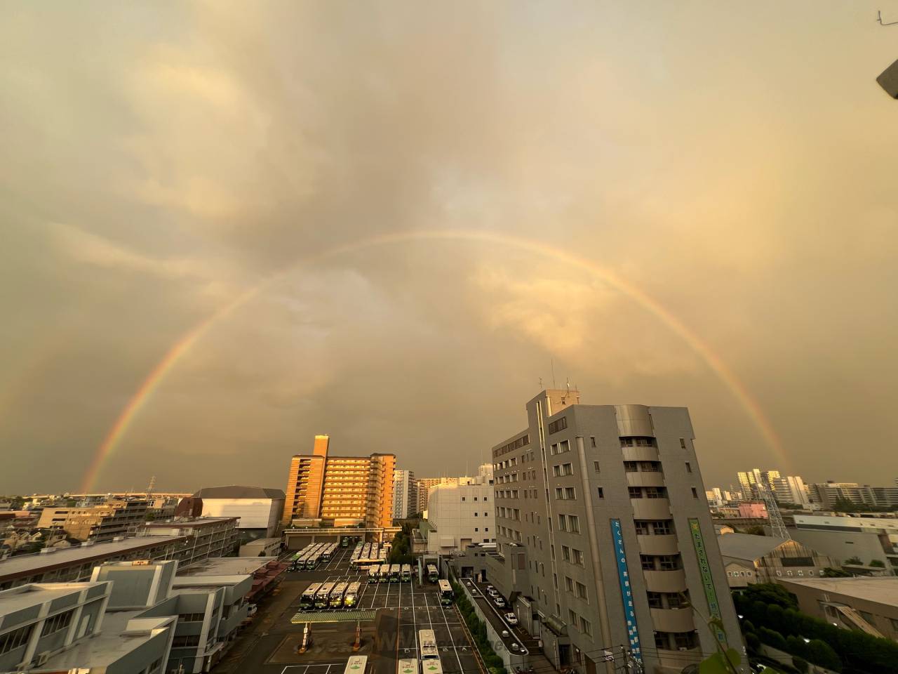 天からは降る虹。
a4水彩アート紙 九州で大きな二重の虹が出現 北部を中心に朝から雨