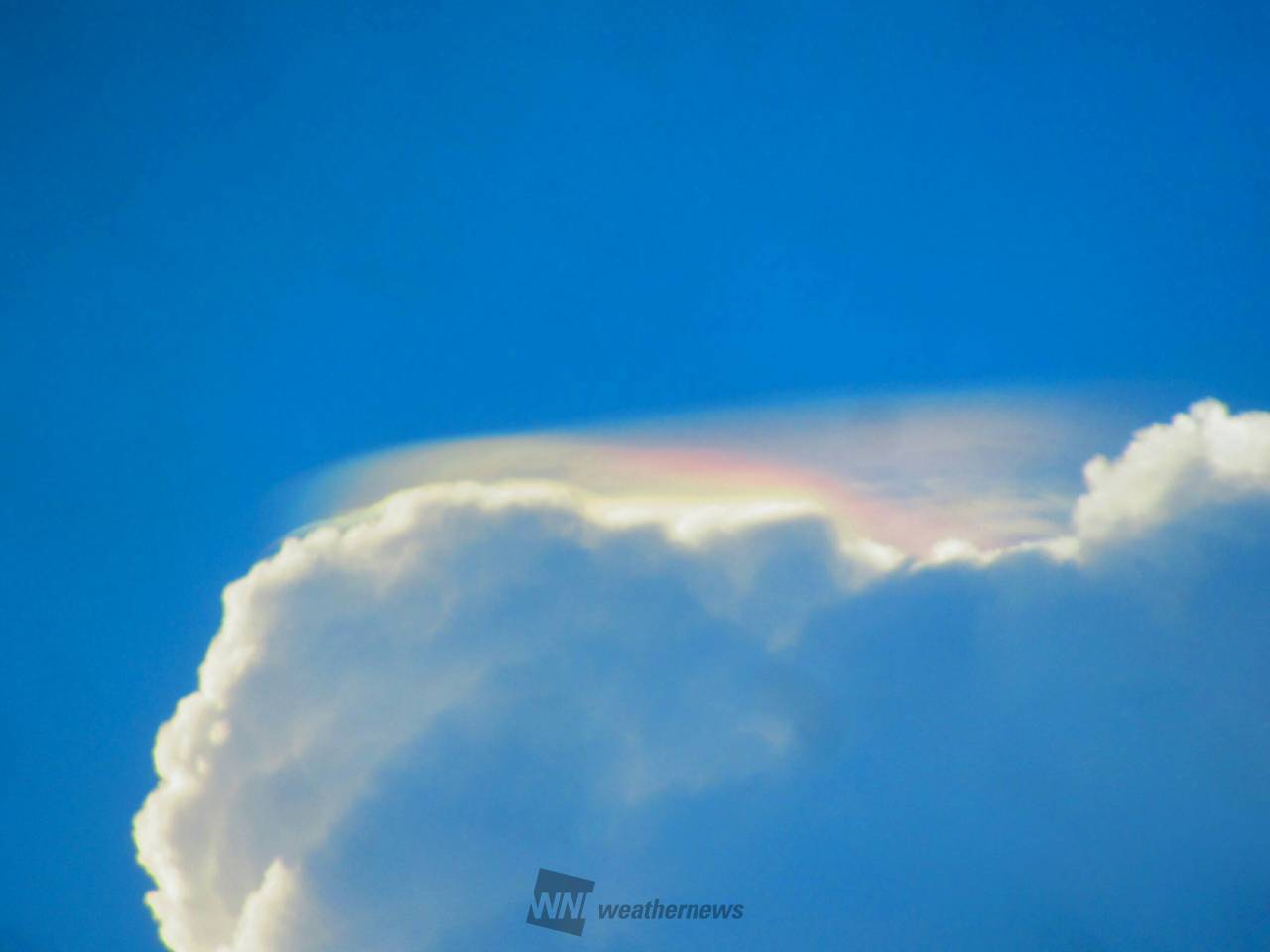 積乱雲の上に虹色ベール 注目の空の写真 ウェザーニュース