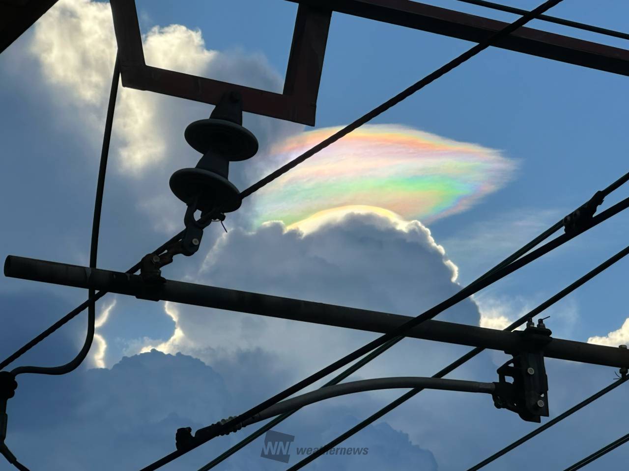 積乱雲の上に虹色ベール 注目の空の写真 ウェザーニュース