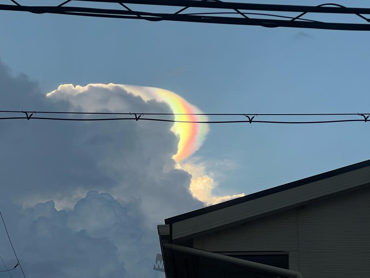 積乱雲の上に虹色ベール 注目の空の写真 ウェザーニュース