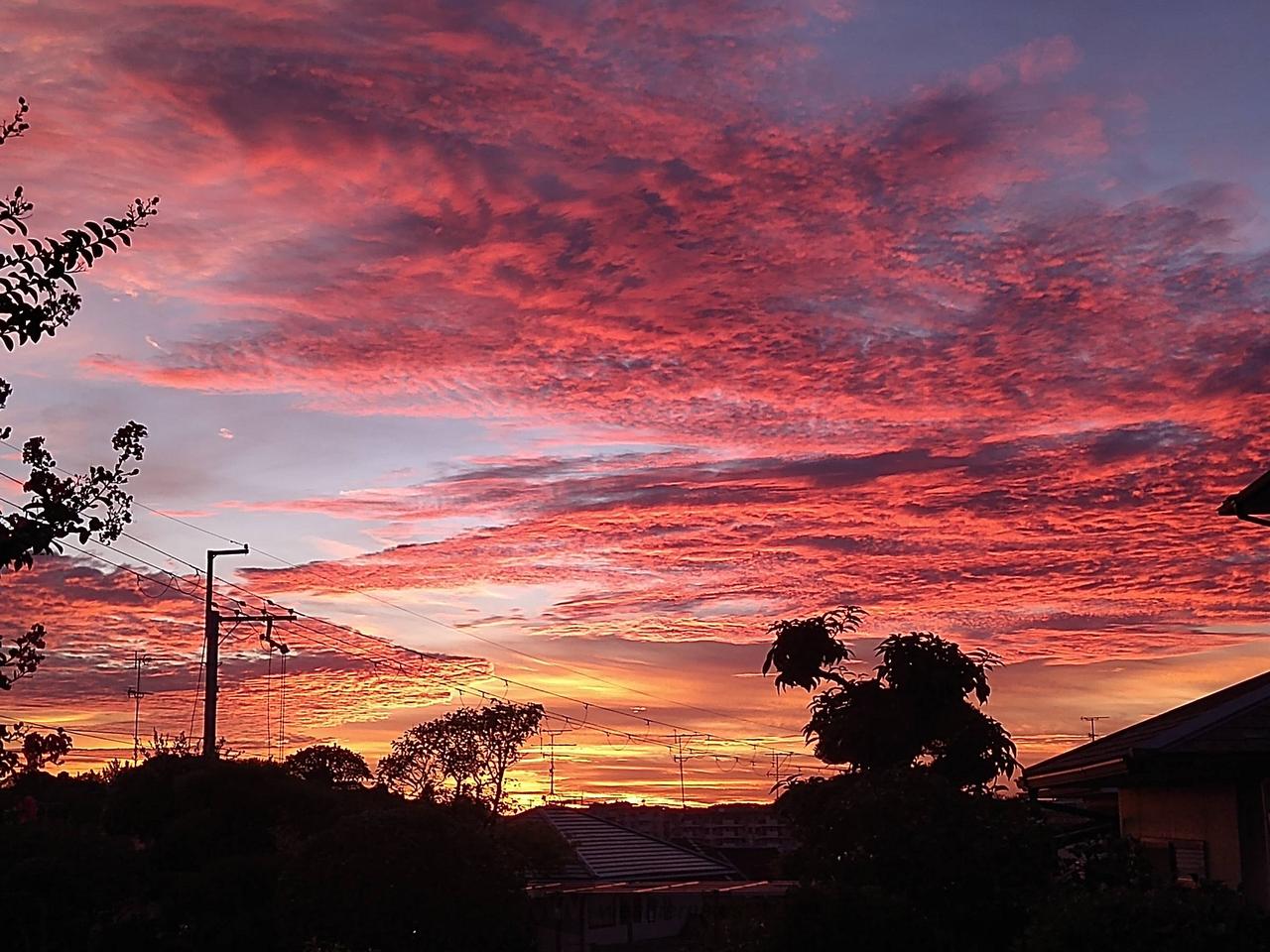 真っ赤な夕焼け 注目の空の写真 ウェザーニュース