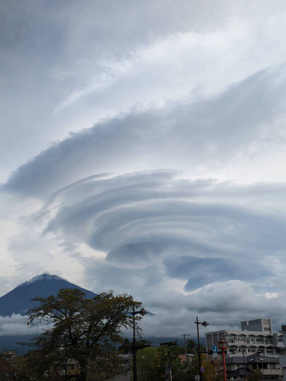 富士山と不思議な雲 注目の空の写真 ウェザーニュース