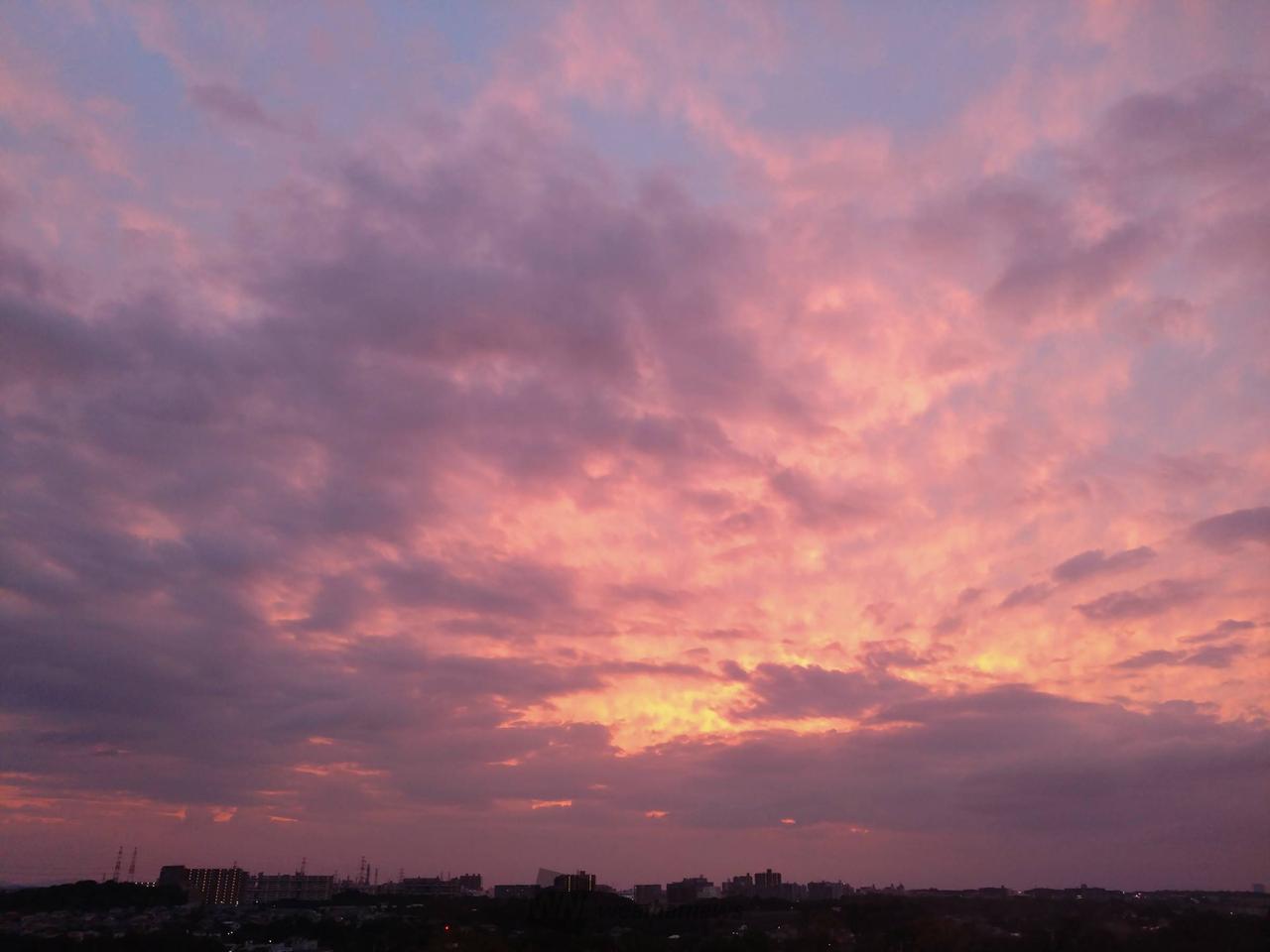 夕暮れて 限定版35/100 矢じり四ツ紫 夕焼けタイム 注目の空の写真 ウェザーニュース