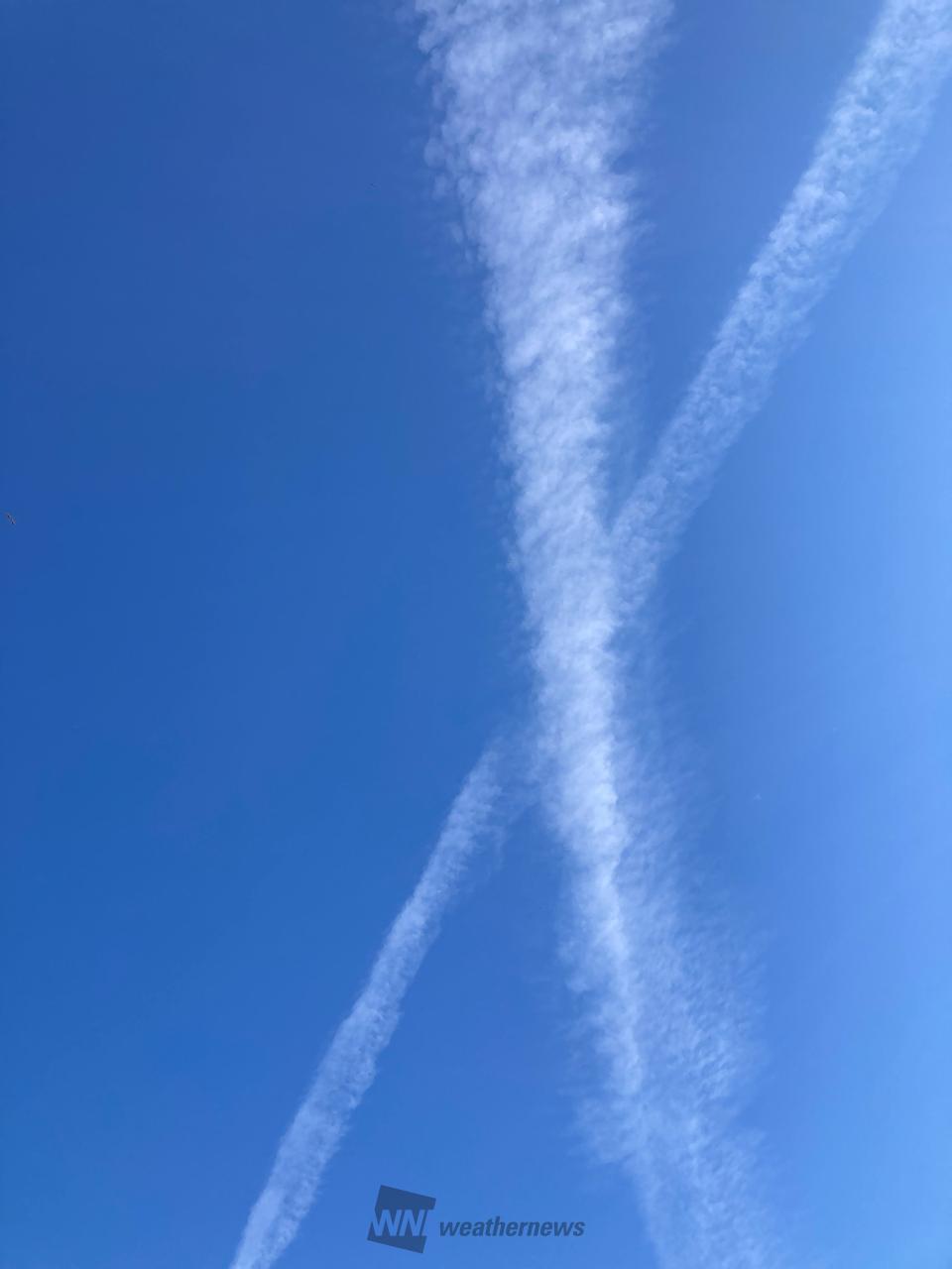 飛行機雲「X」出現 注目の空の写真 ウェザーニュース