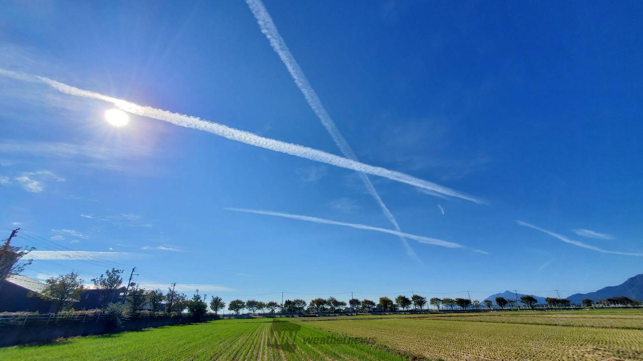 飛行機雲 飛行機雲「X」出現 注目の空の写真 ウェザーニュース