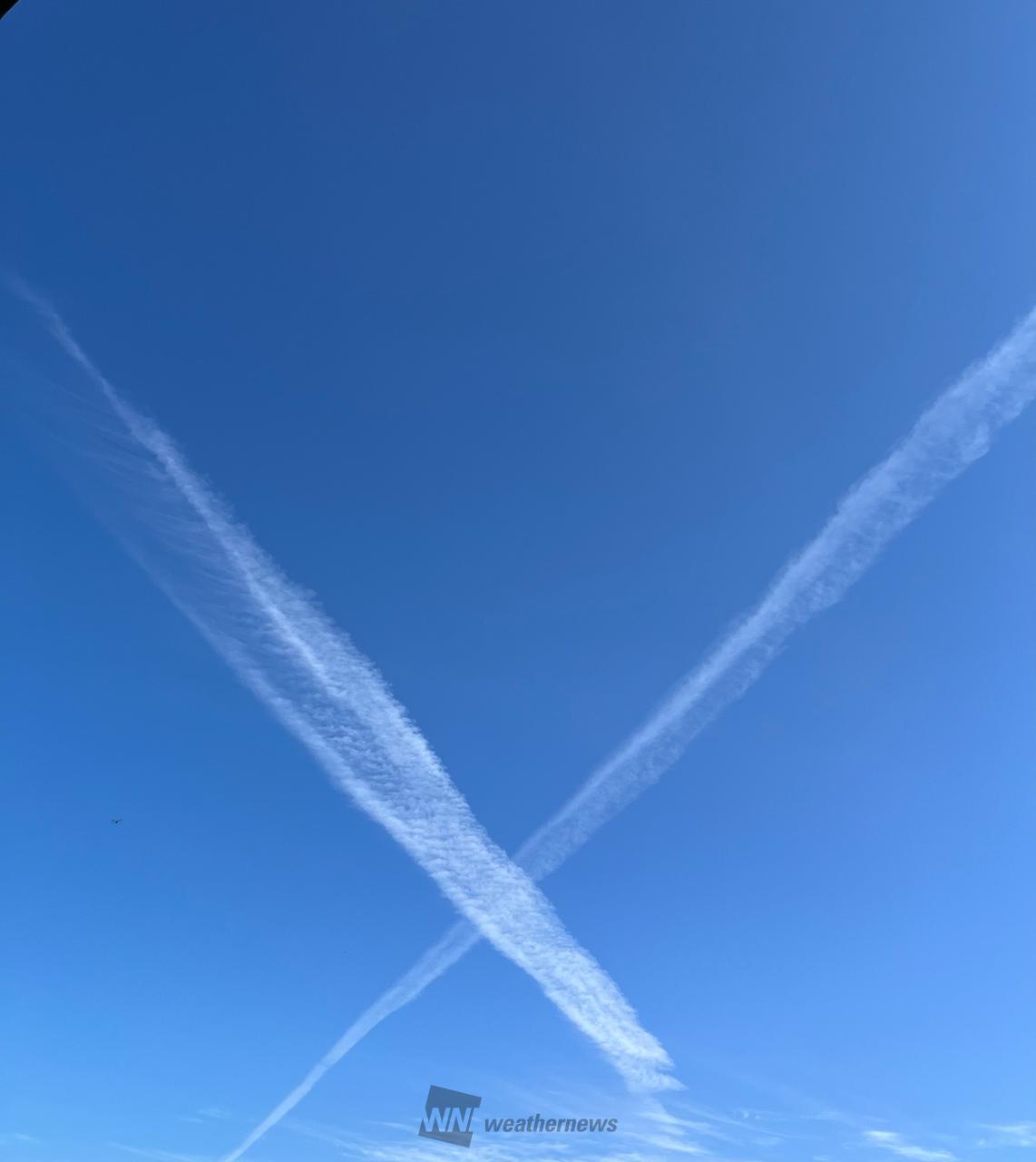 飛行機雲 飛行機雲「X」出現 注目の空の写真 ウェザーニュース