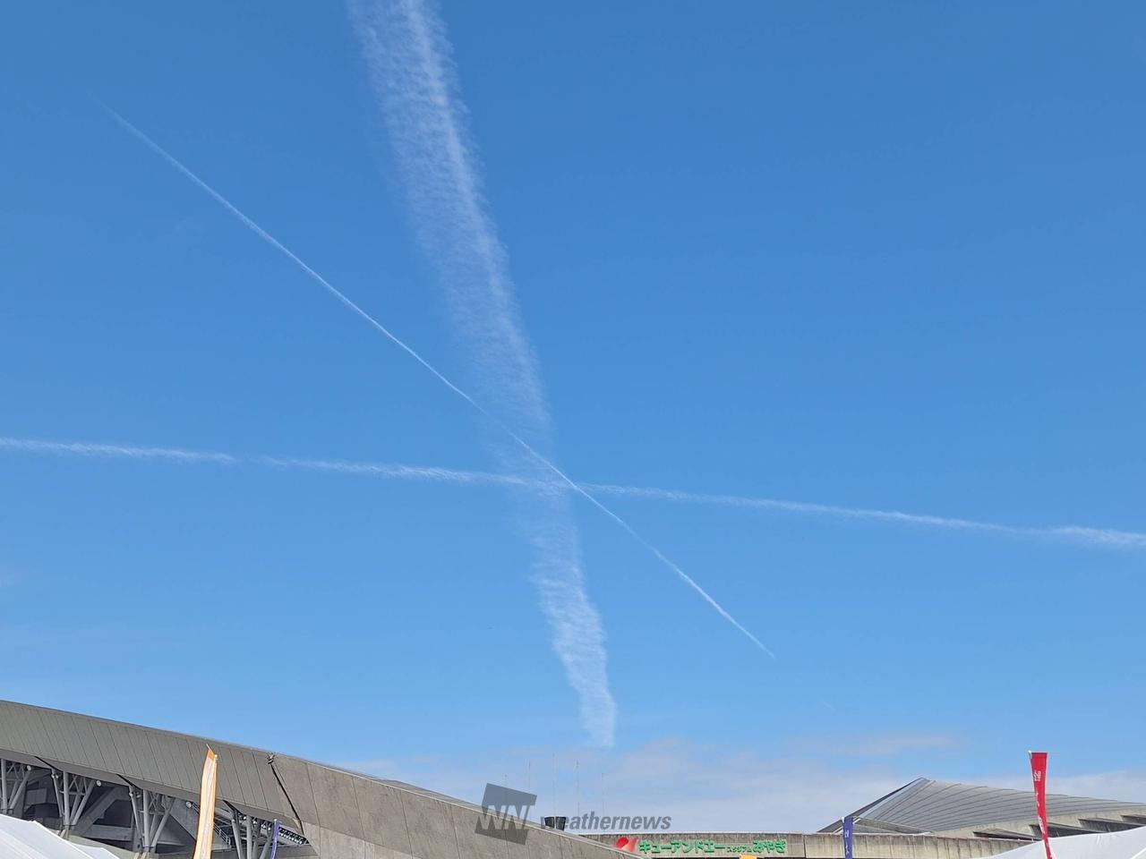 飛行機雲 なが〜い飛行機雲 注目の空の写真 ウェザーニュース