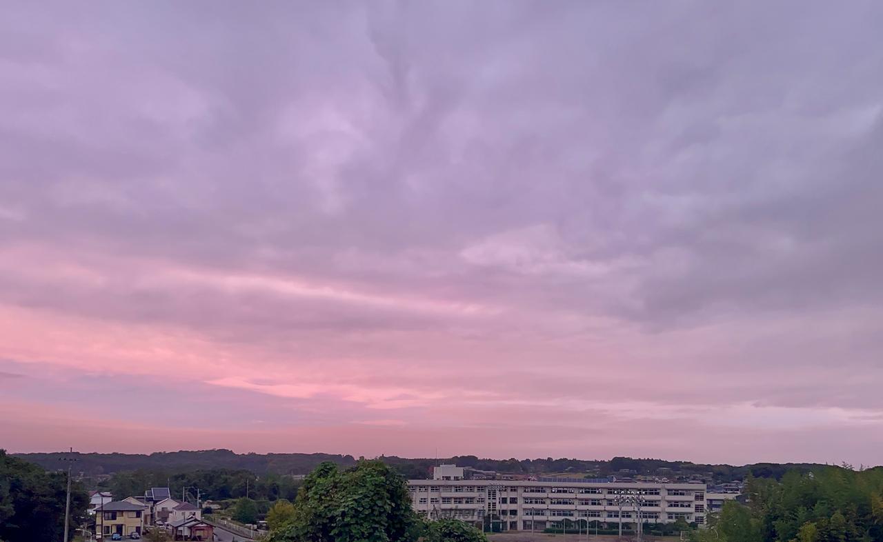 ピンクパープルな朝の雲 注目の空の写真 ウェザーニュース