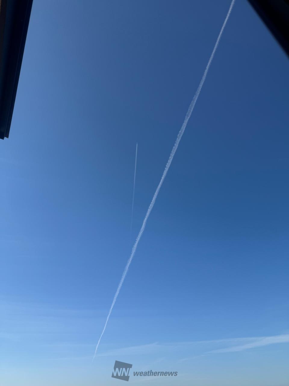 ビューンと飛行機雲 注目の空の写真 ウェザーニュース