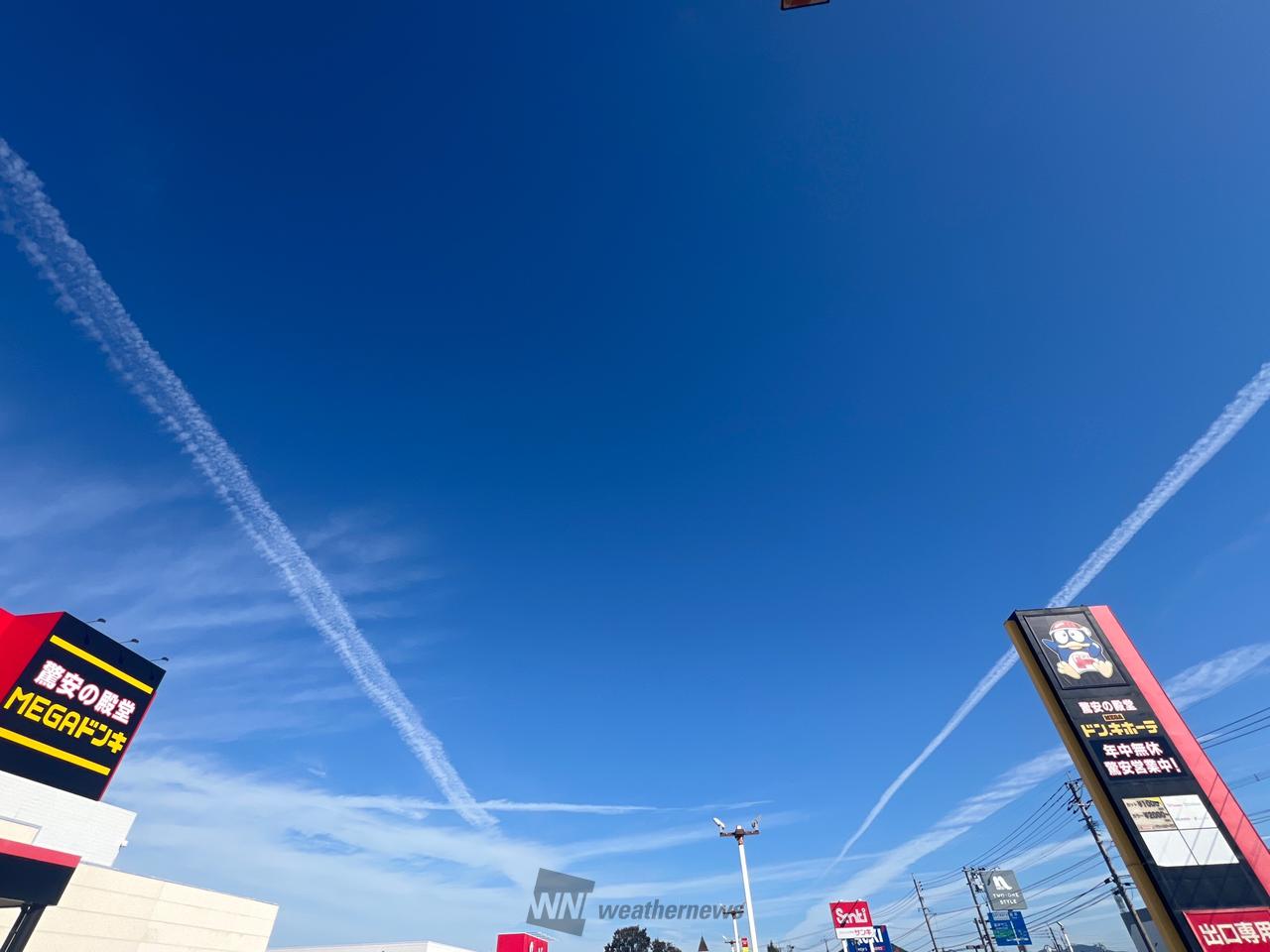 ビューンと飛行機雲 注目の空の写真 ウェザーニュース
