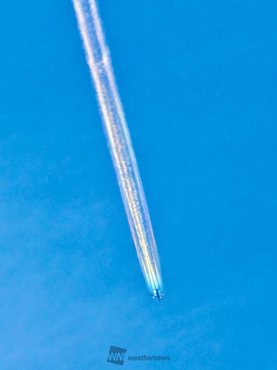 ビューンと飛行機雲 注目の空の写真 ウェザーニュース