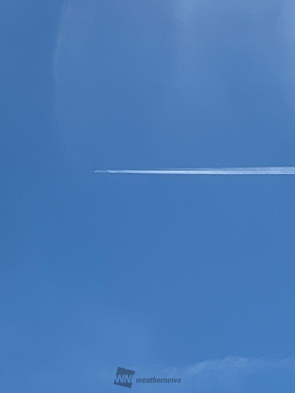 ビューンと飛行機雲 注目の空の写真 ウェザーニュース