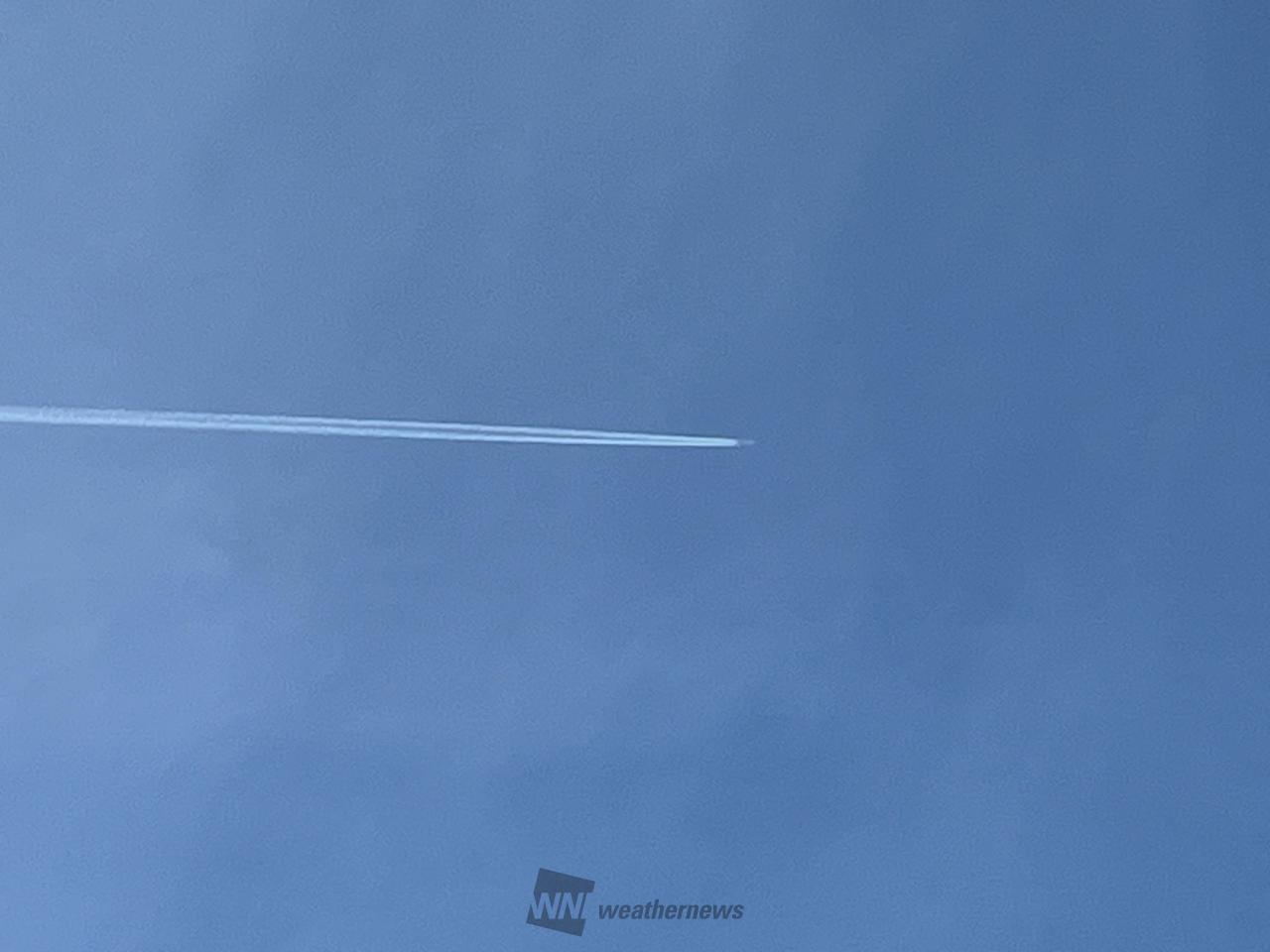 ビューンと飛行機雲 注目の空の写真 ウェザーニュース