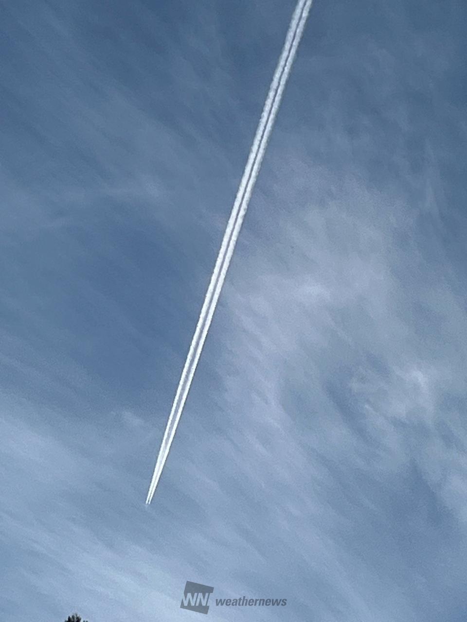 ビューンと飛行機雲 注目の空の写真 ウェザーニュース