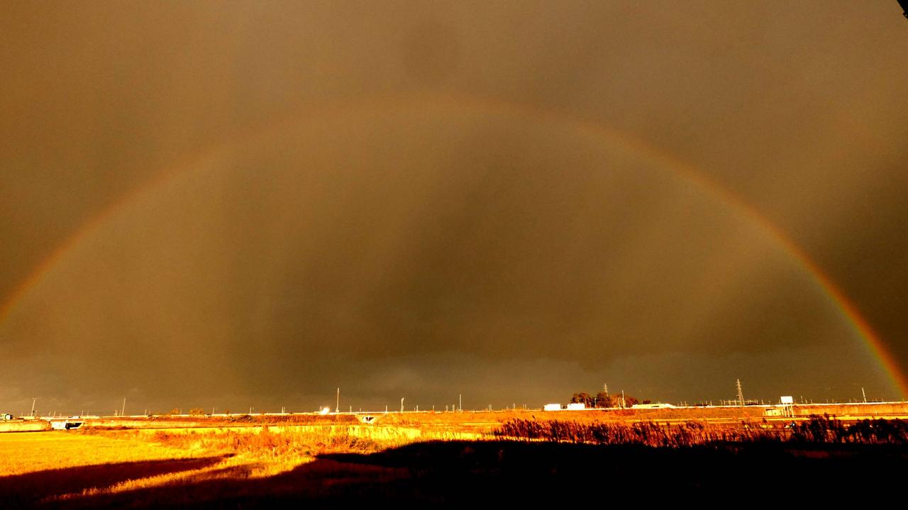 天からは降る虹。
a4水彩アート紙 七十二候「虹始見（にじ はじめて あらわる）」。明日はイースター。虹