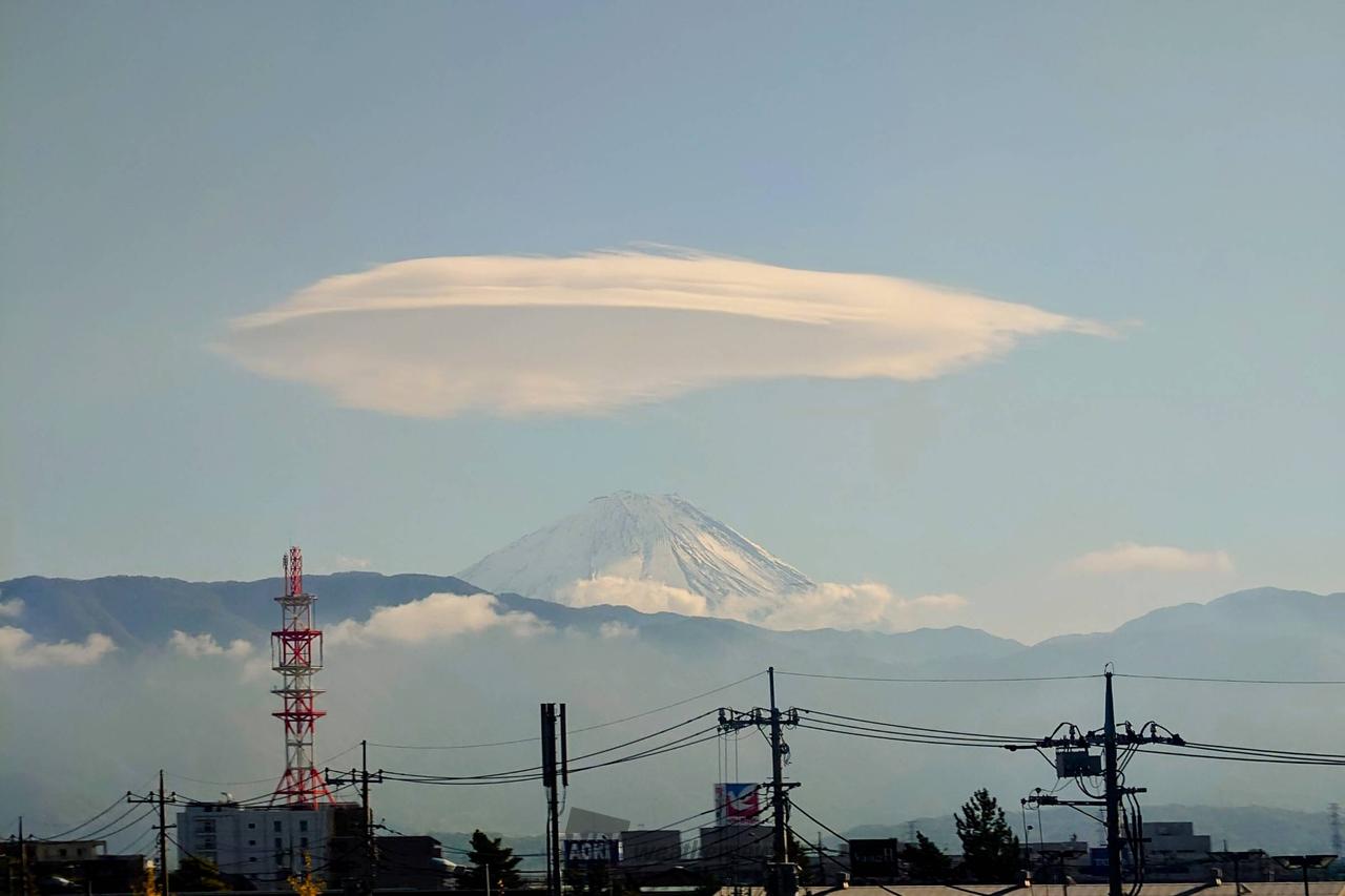 富士山上空にUFOのような雲 注目の空の写真 ウェザーニュース