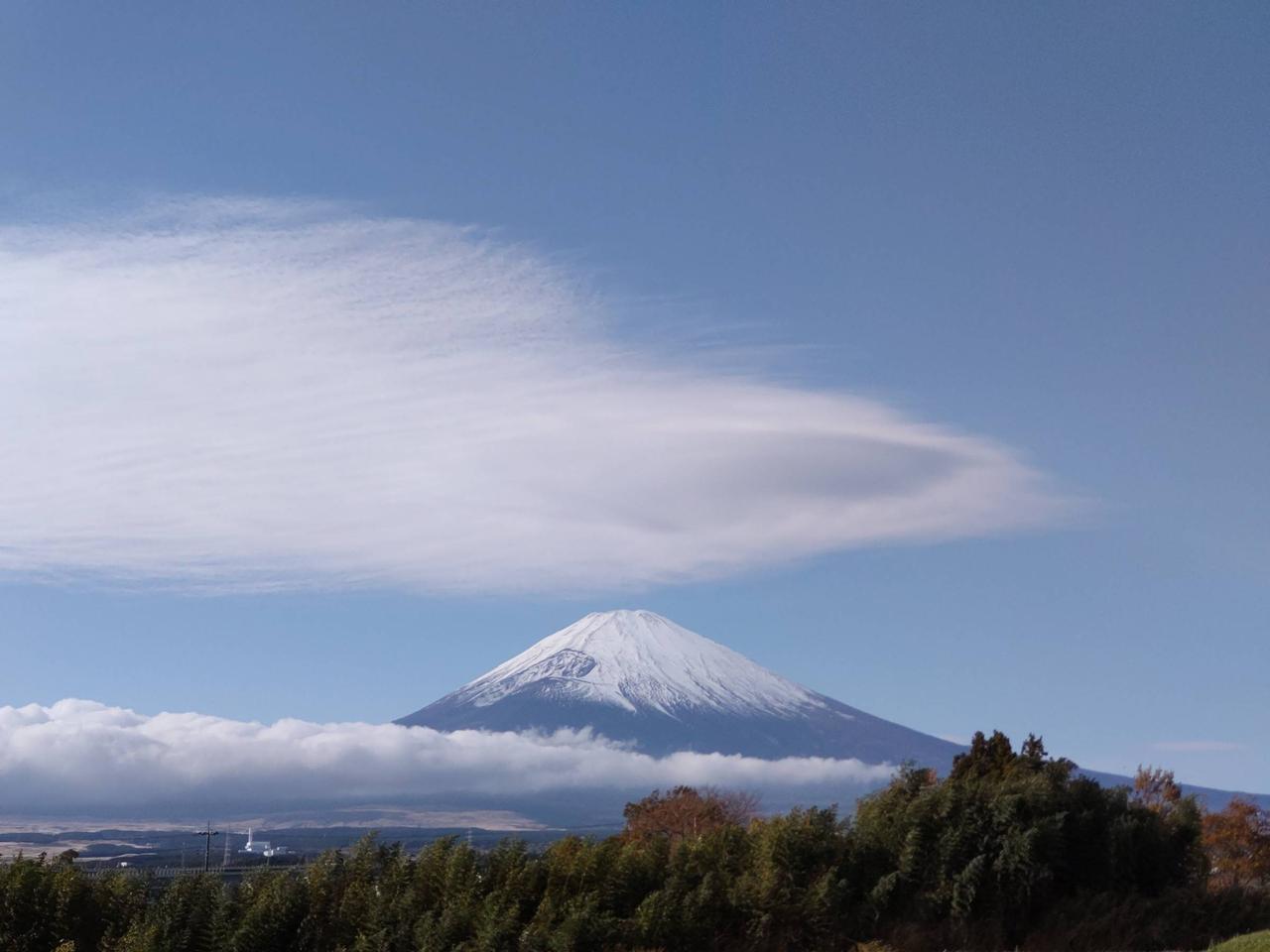富士山上空にUFOのような雲 注目の空の写真 ウェザーニュース