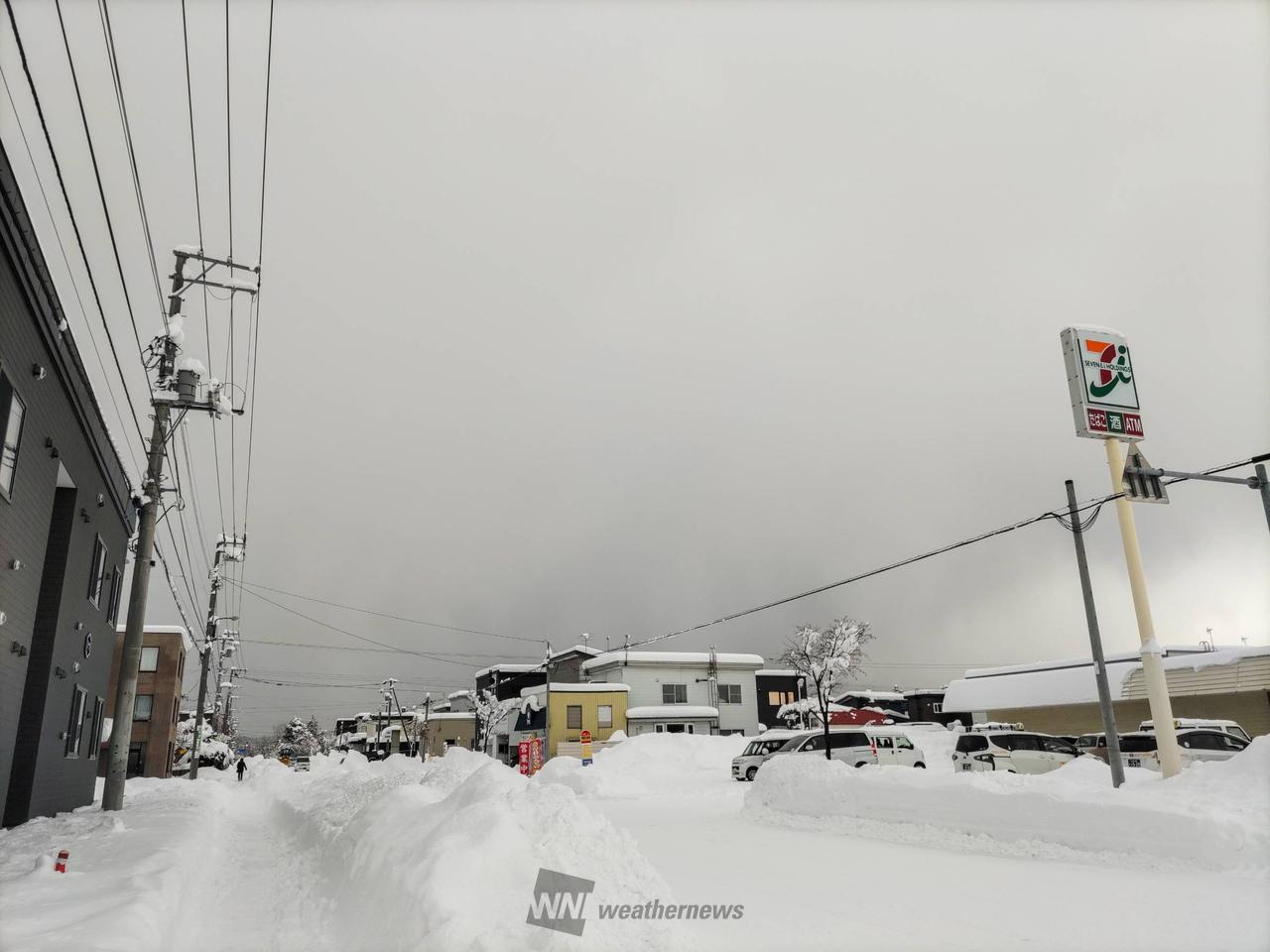 雪の降る朝の赤 雪の降る朝の赤 雪の降る朝の赤 雪の降る朝の赤 Slip! Get wet! Fall