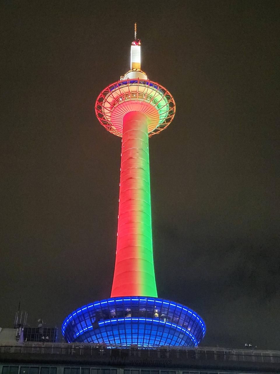 ご当地タワーもクリスマスカラーに🗼 注目の空の写真 ウェザーニュース