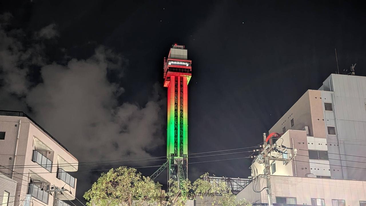 ご当地タワーもクリスマスカラーに🗼 注目の空の写真 ウェザーニュース