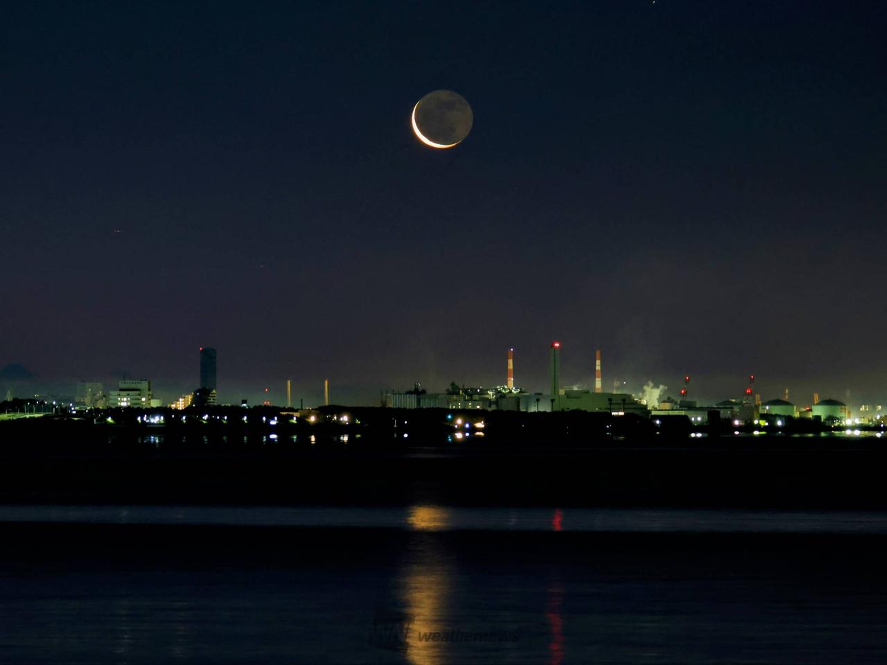 新品　 Amuseable Moon 三日月　つき　月　天気 薄明の空に細い月🌜 注目の空の写真 ウェザーニュース
