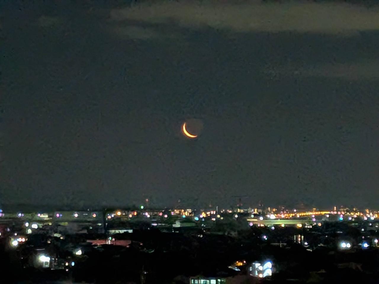 薄明の空に細い月🌜 注目の空の写真 ウェザーニュース