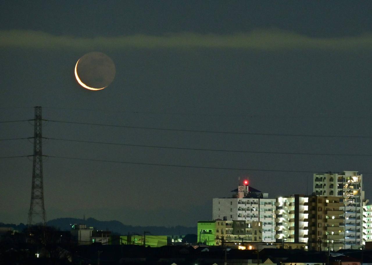 薄明の空に細い月🌜 注目の空の写真 ウェザーニュース