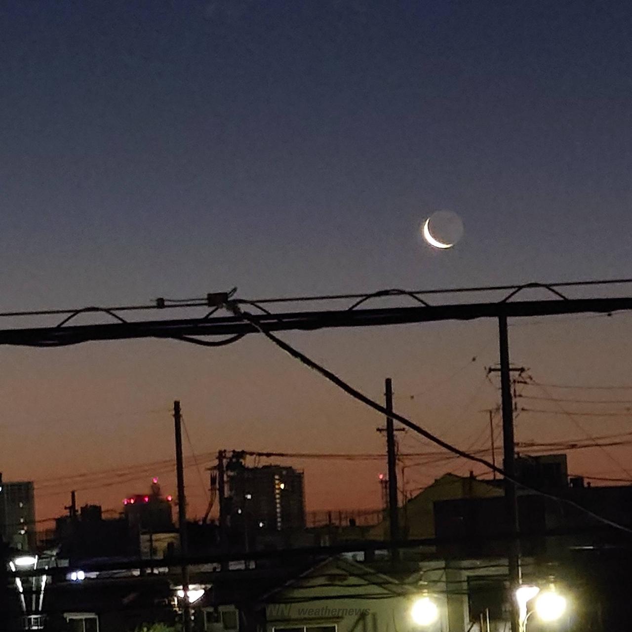 薄明の空に細い月🌜 注目の空の写真 ウェザーニュース