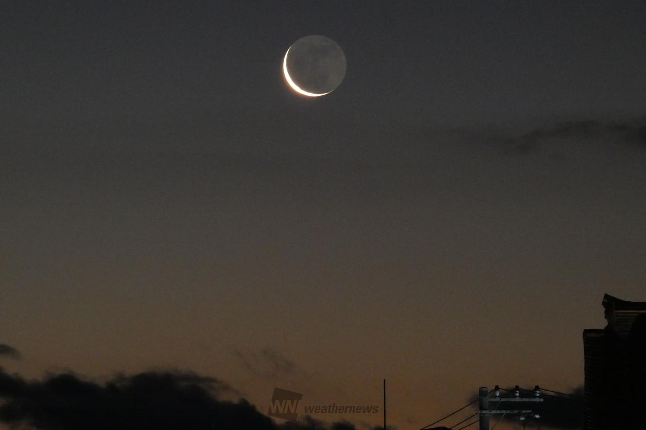 薄明の空に細い月🌜 注目の空の写真 ウェザーニュース