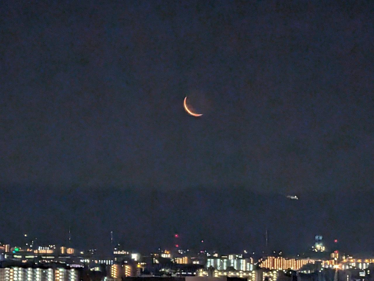 薄明の空に細い月🌜 注目の空の写真 ウェザーニュース