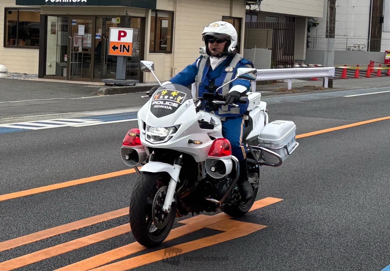 白バイが通過しました！ まもなく箱根駅伝 | 神奈川県藤沢市