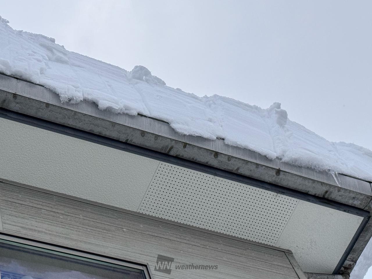 玄関上の屋根の雪庇を雪下ろししました。落 | 新潟県長岡市 | かんすけ 