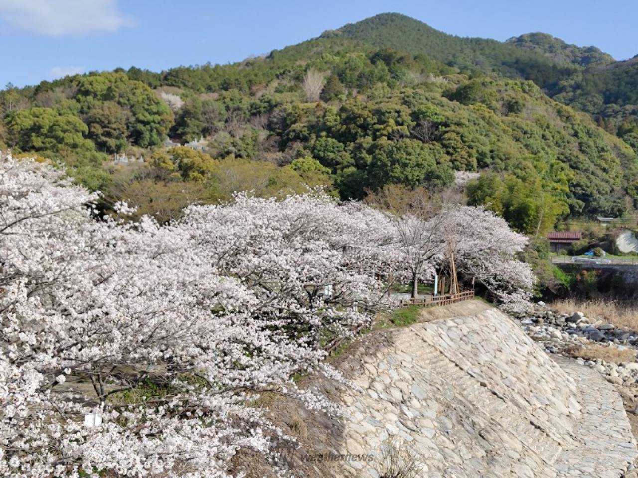 隣接する温泉施設と...