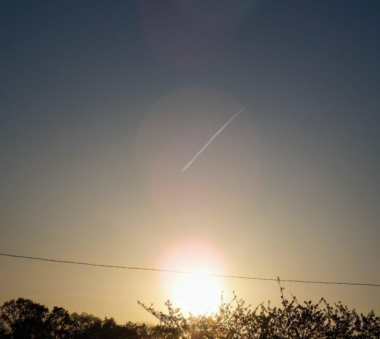 夕陽に向かって飛行...