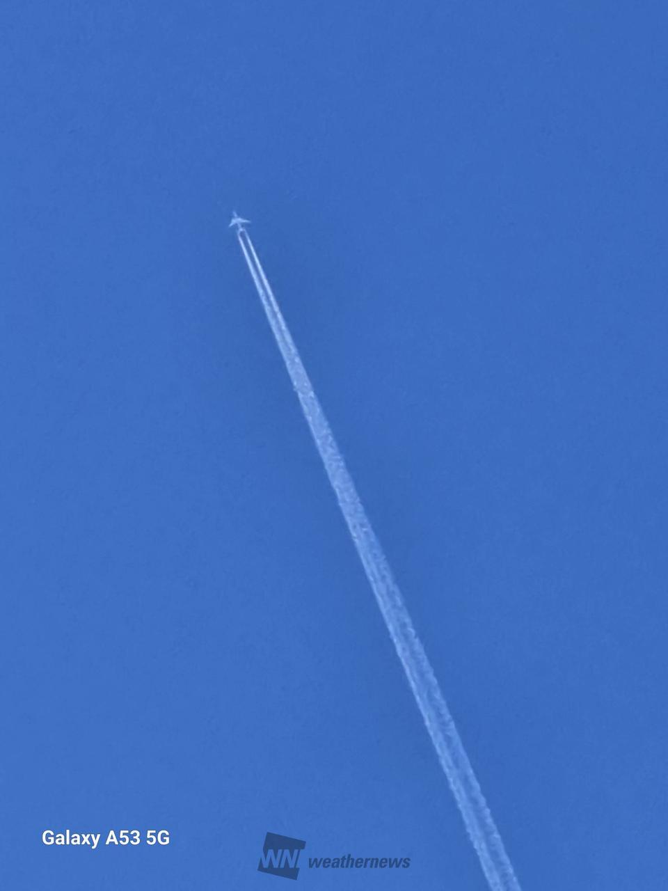 長〜い飛行機雲✈️ 注目の空の写真 ウェザーニュース