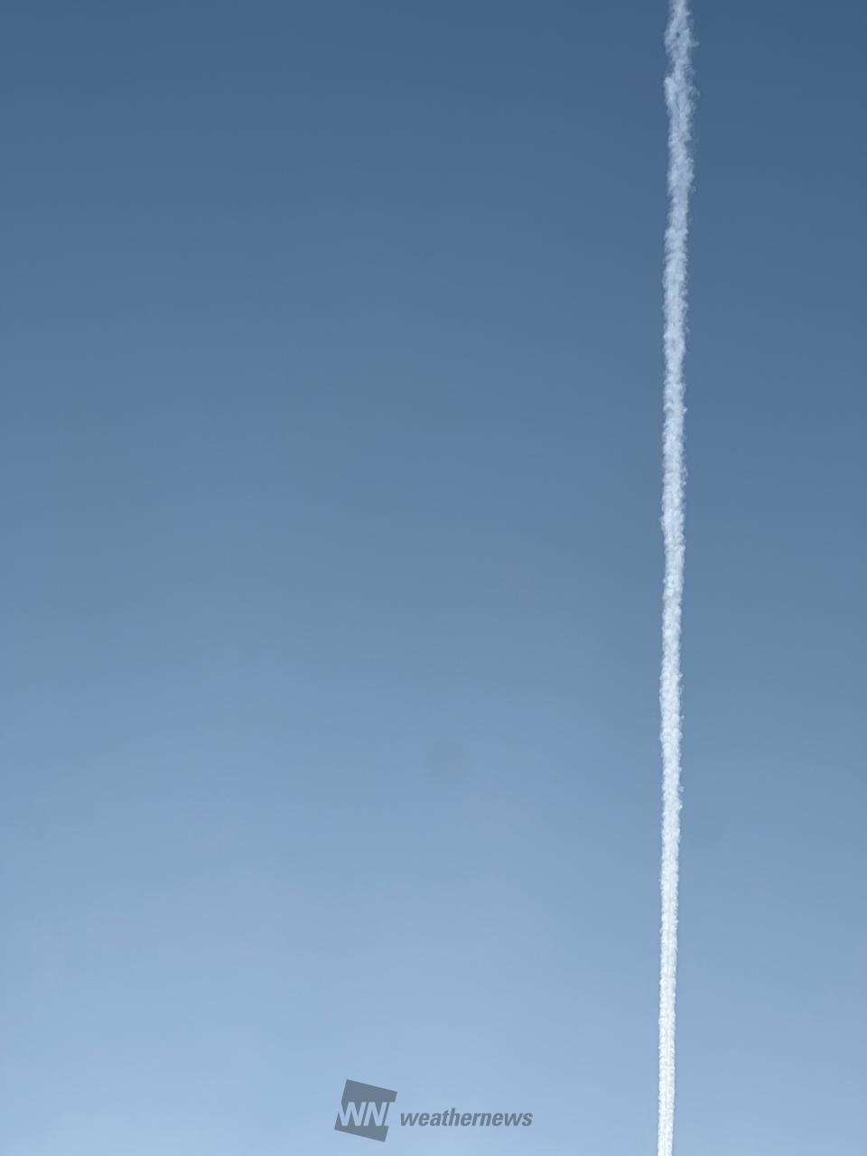 長〜い飛行機雲✈️ 注目の空の写真 ウェザーニュース