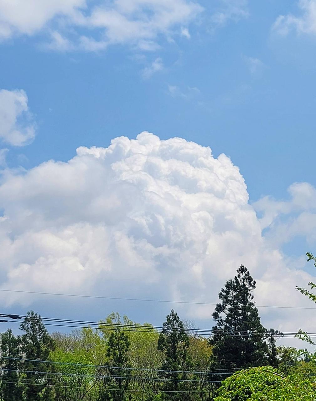 東の空にもくもく...