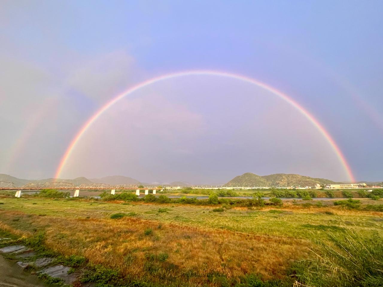 虹カラスページ 夕空に虹が出現 注目の空の写真 ウェザーニュース