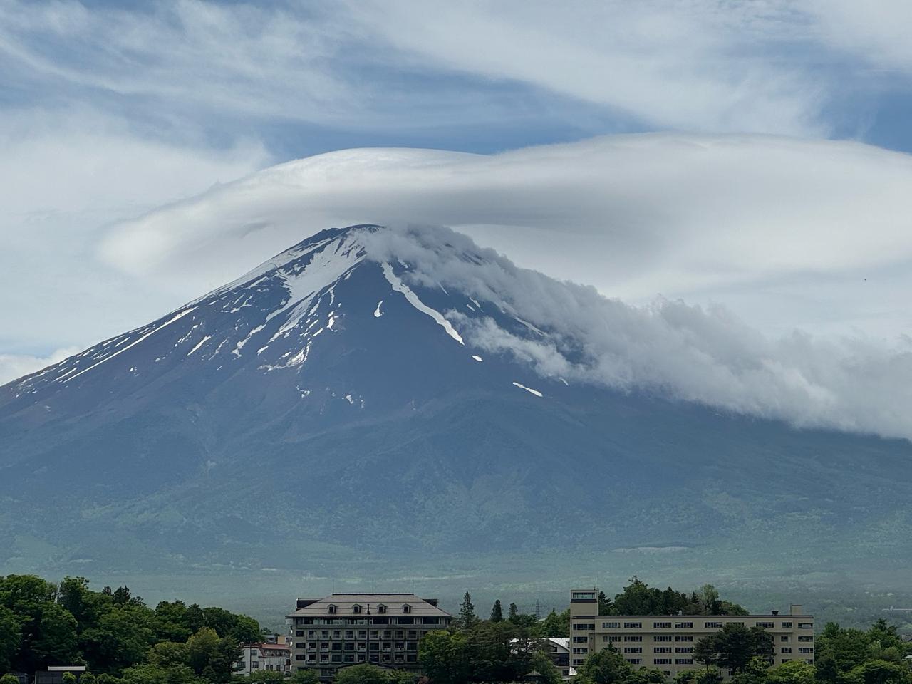 富士山周辺に笠雲やつるし雲🗻☁️ 注目の空の写真 ウェザーニュース