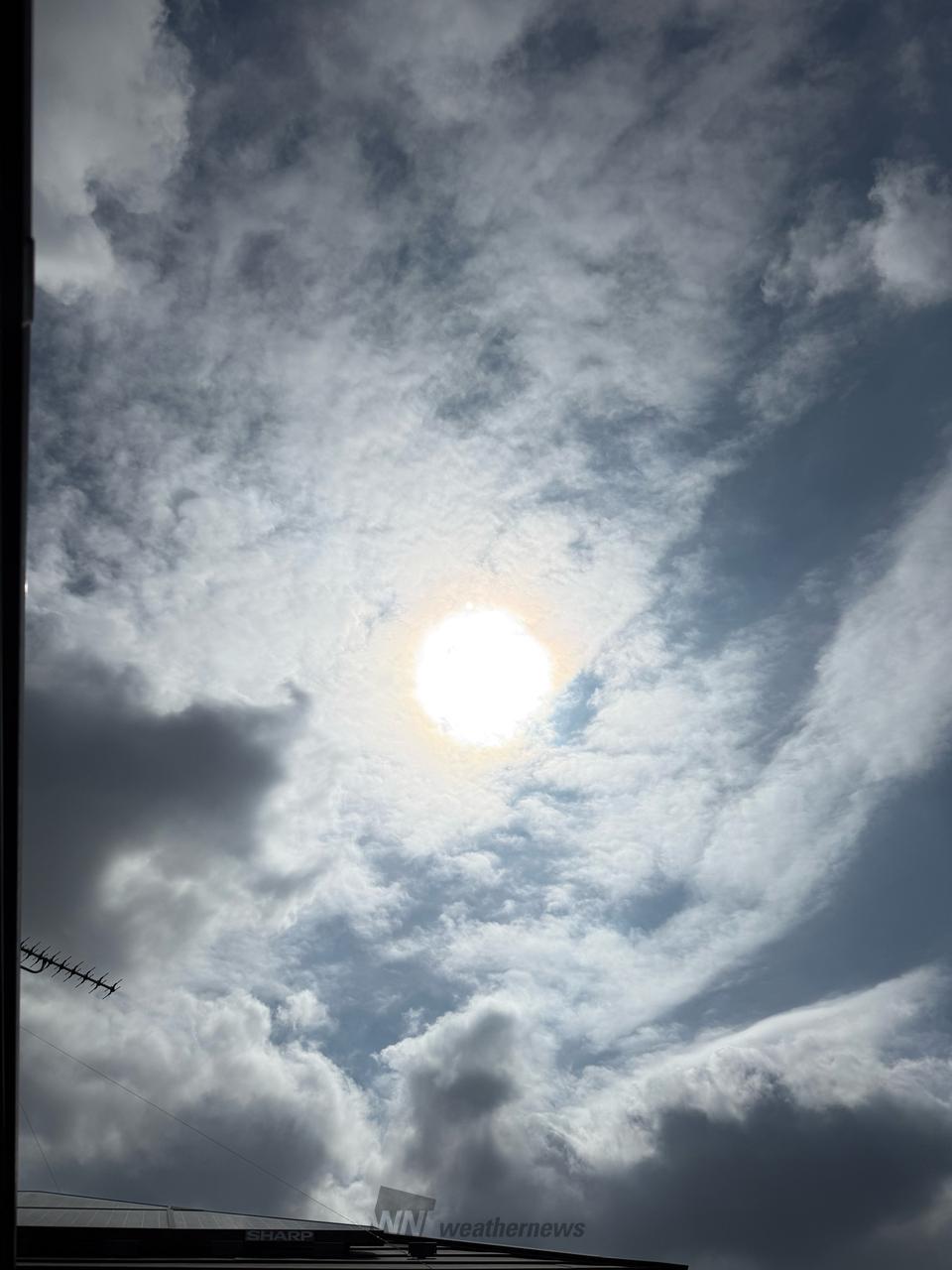 雲優勢の空に彩雲が...