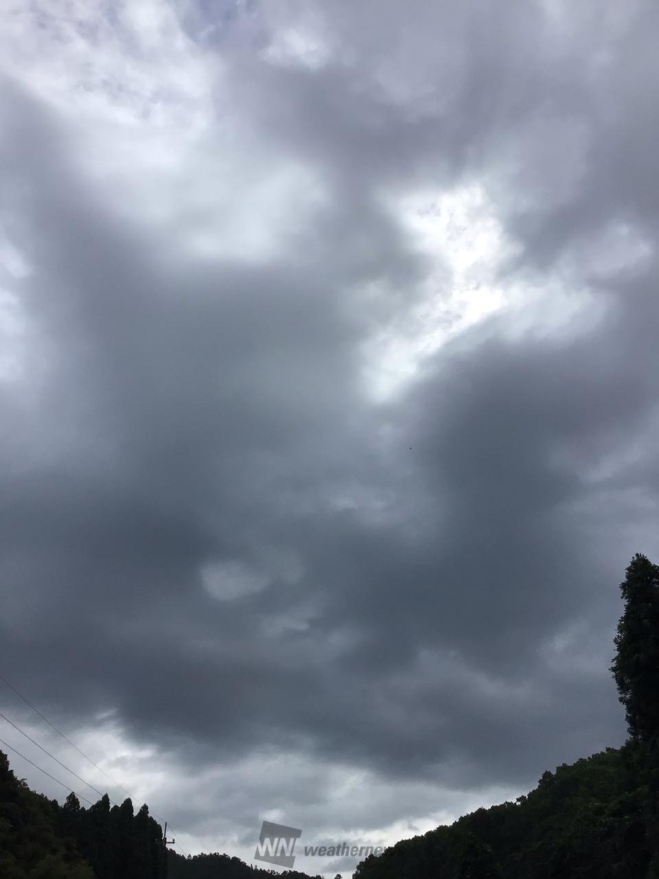 西に小さな青空と東...