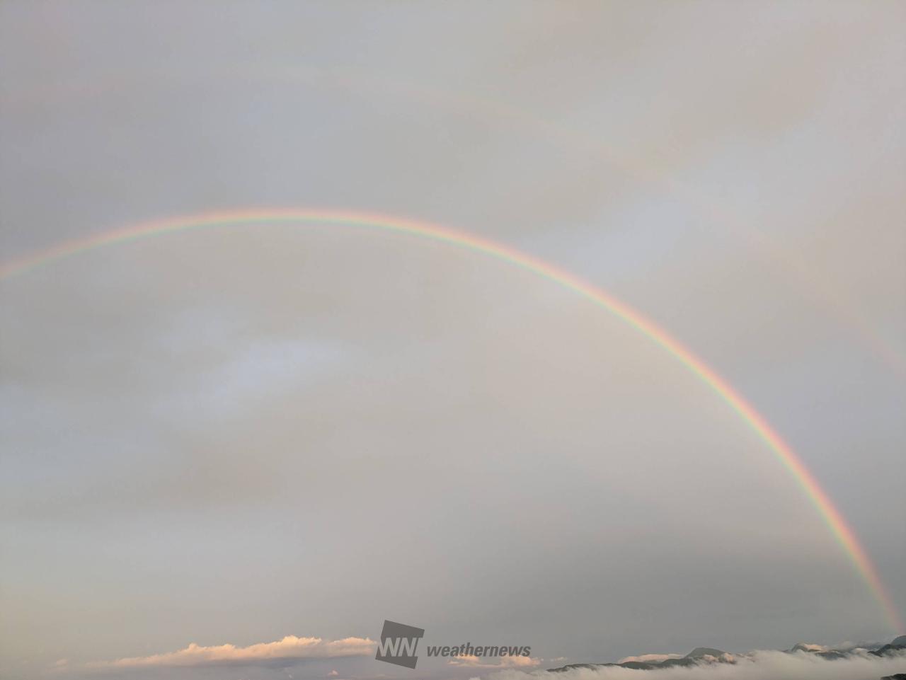 夕空に架かる虹 注目の空の写真 ウェザーニュース