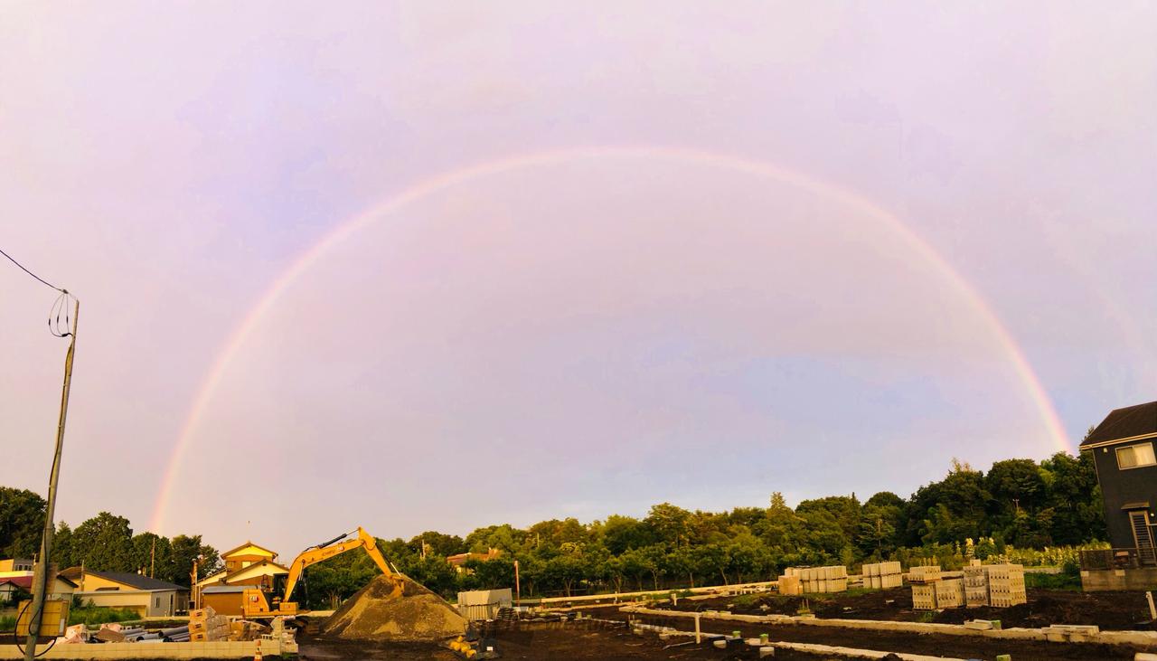 天からは降る虹。
a4水彩アート紙 関東 雨雲抜けた所で虹が現る＞ まだ雨の降っている所が多い関東地方